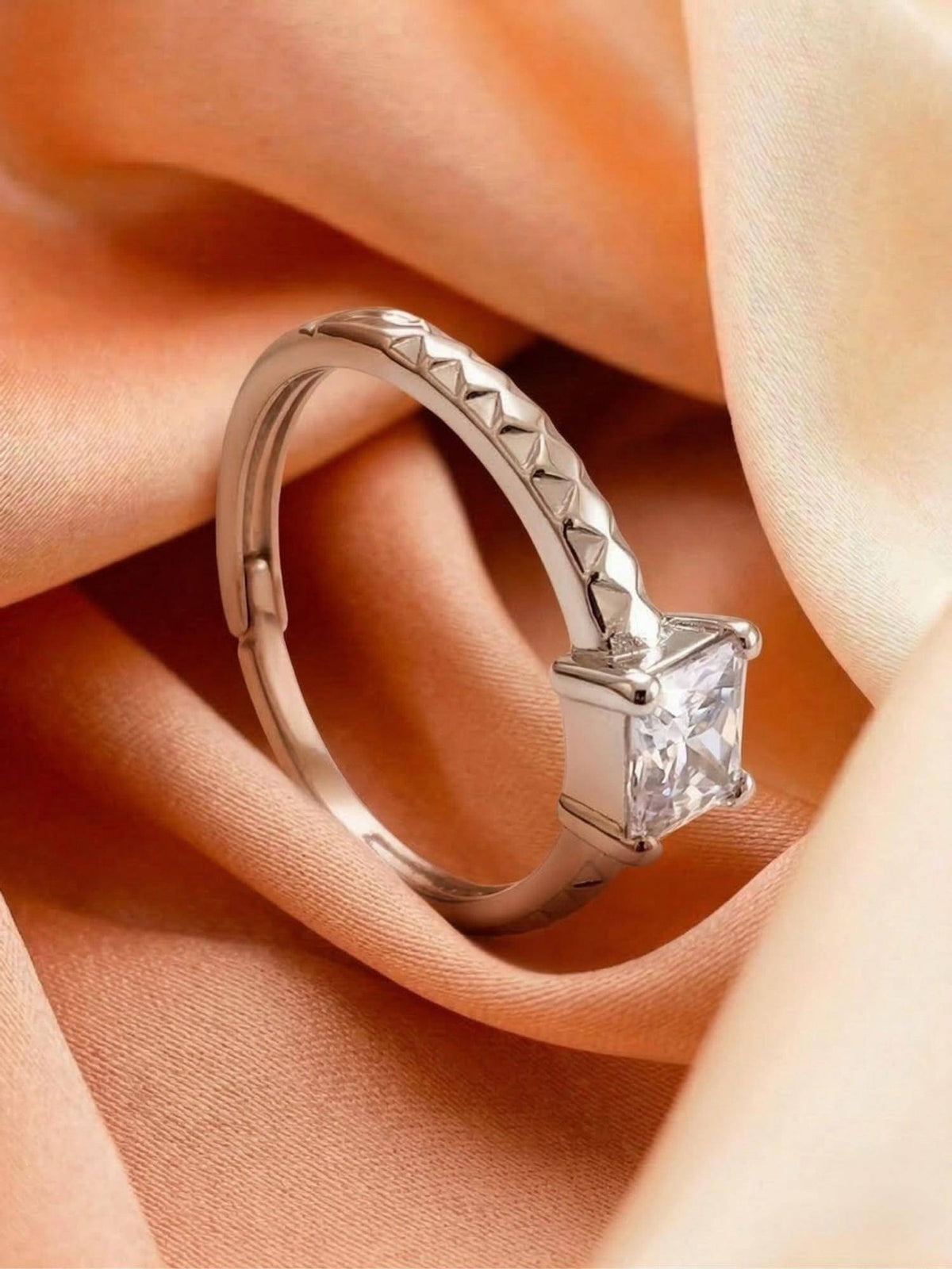 925 SILLER Pure The Prism Textured Princess Ring
