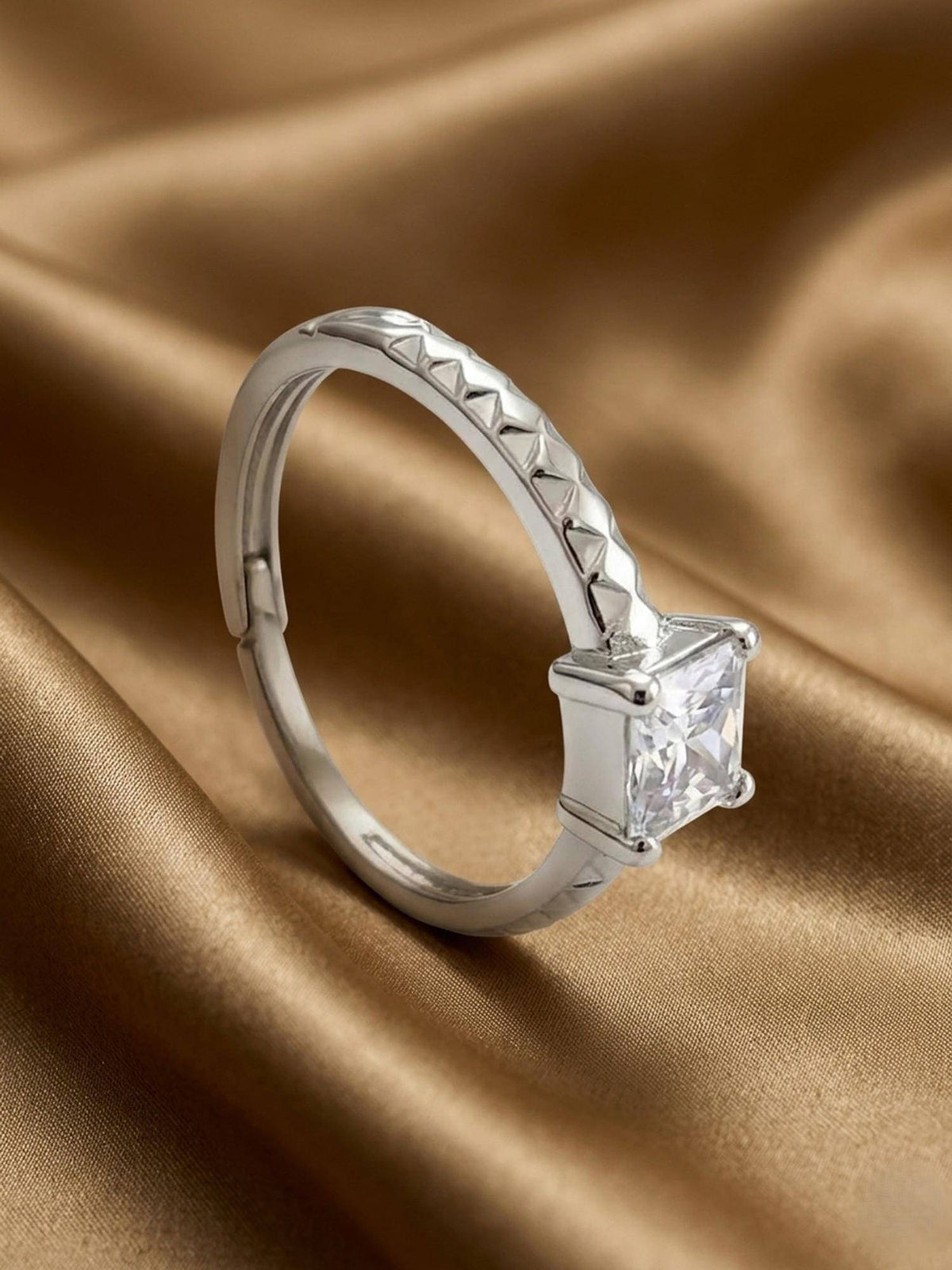 925 SILLER Pure The Prism Textured Princess Ring