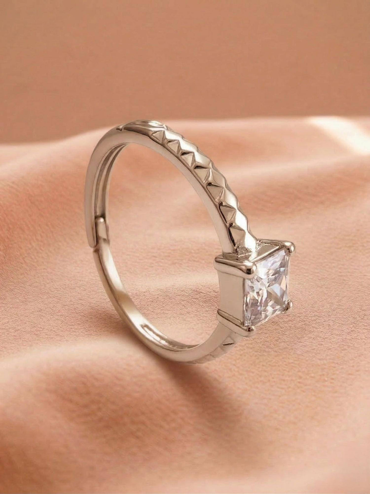 925 SILLER Pure The Prism Textured Princess Ring