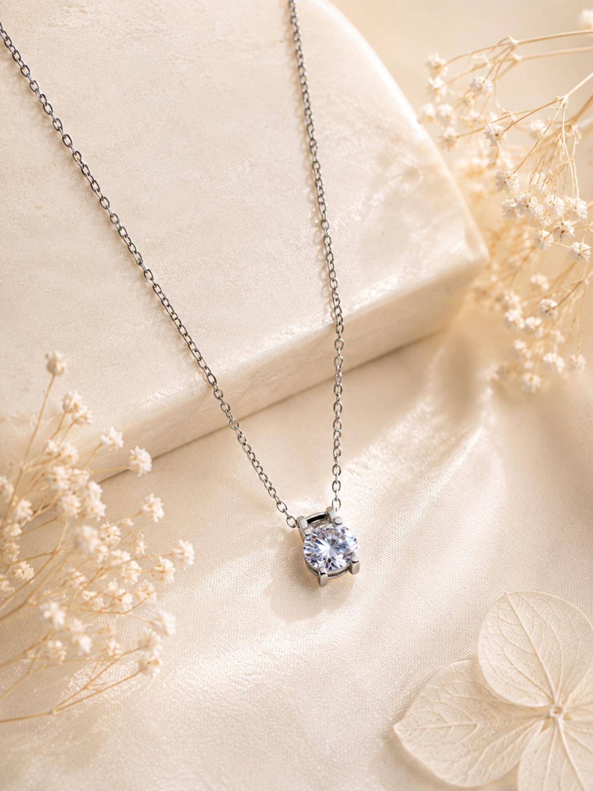 AANURA Classic Solitaire Pendant Necklace