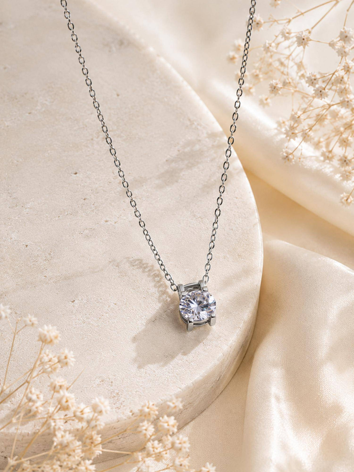 AANURA Classic Solitaire Pendant Necklace