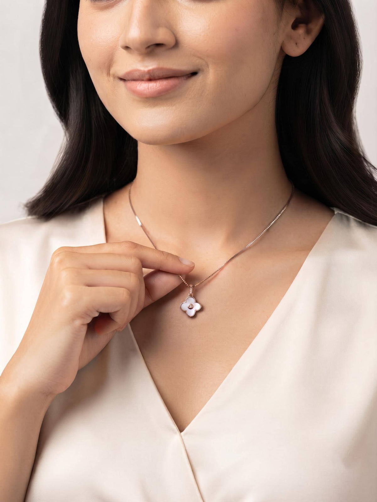 925 SILLER Radiant Four-Leaf Pearl Necklace