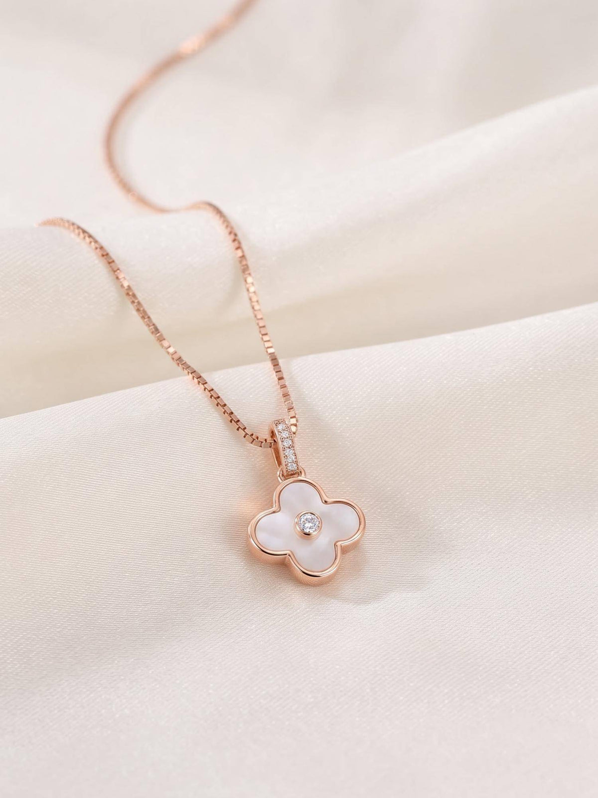 925 SILLER Radiant Four-Leaf Pearl Necklace