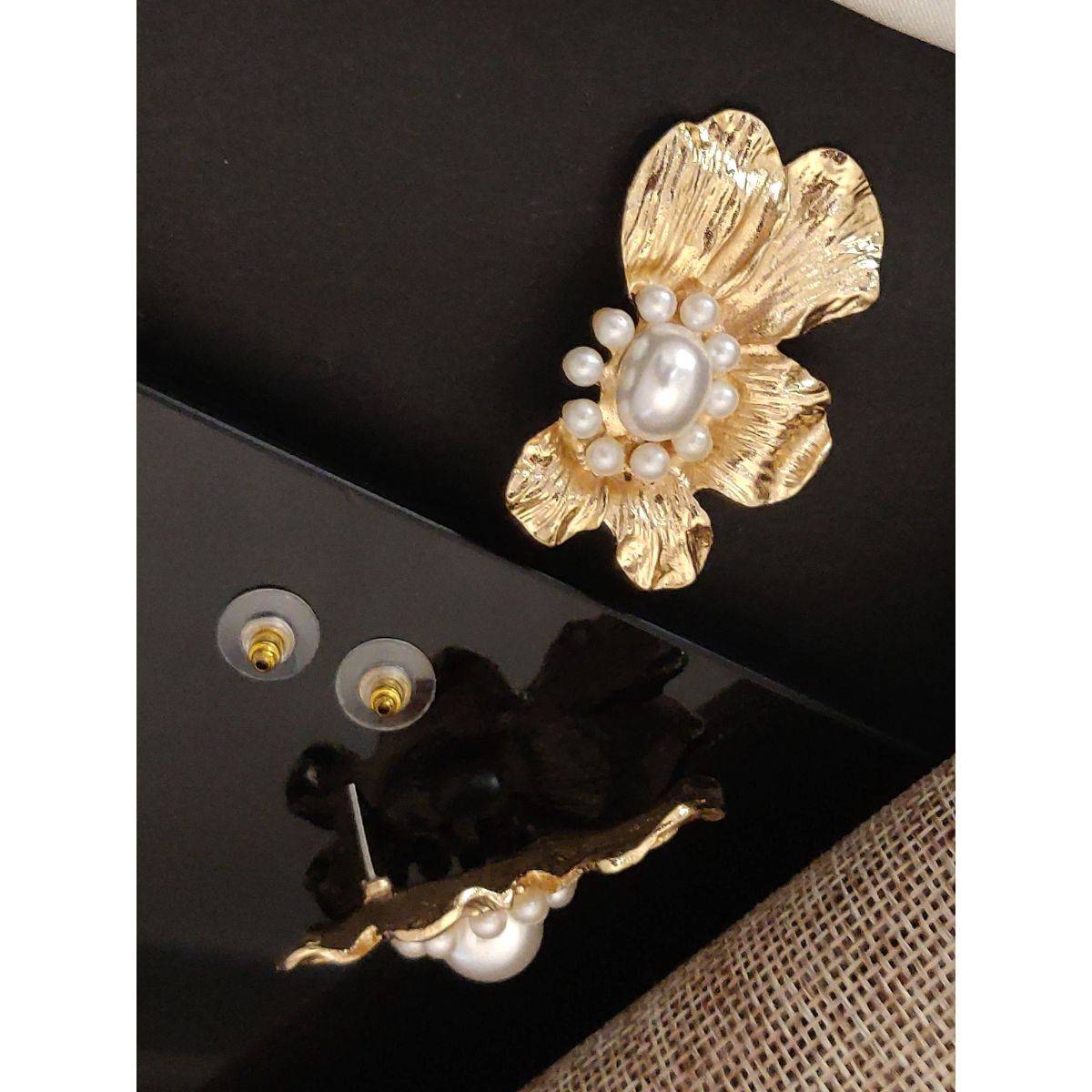 Abdesigns Elegant Gold Plated Stud Earrings White