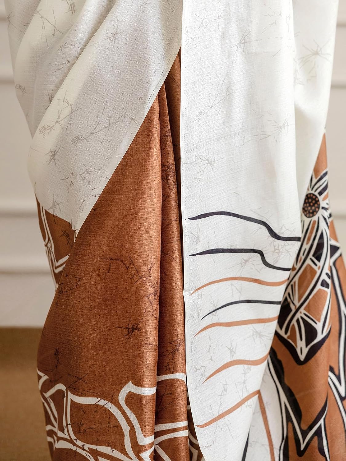 Samah Women'S Khadi Printed Saree With Unstitched Blouse Piece Brown & Off White