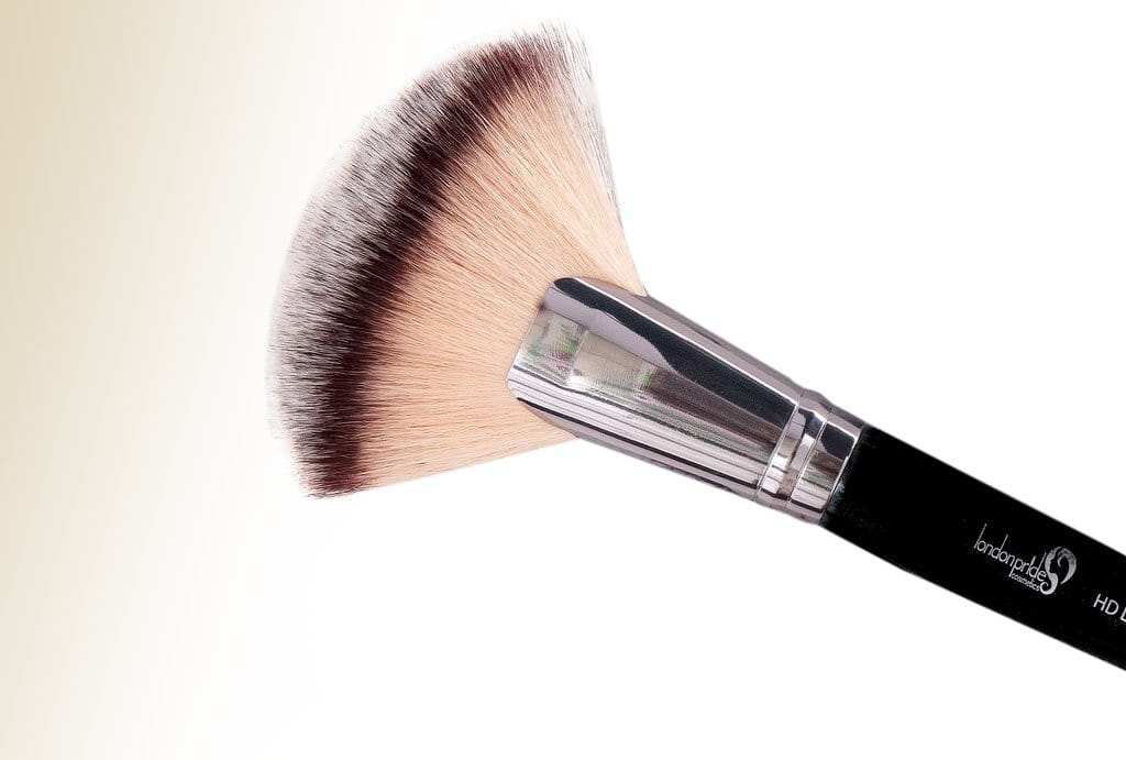 London Pride Cosmetics HD LARGE FAN BRUSH [LP-332] 0.80g