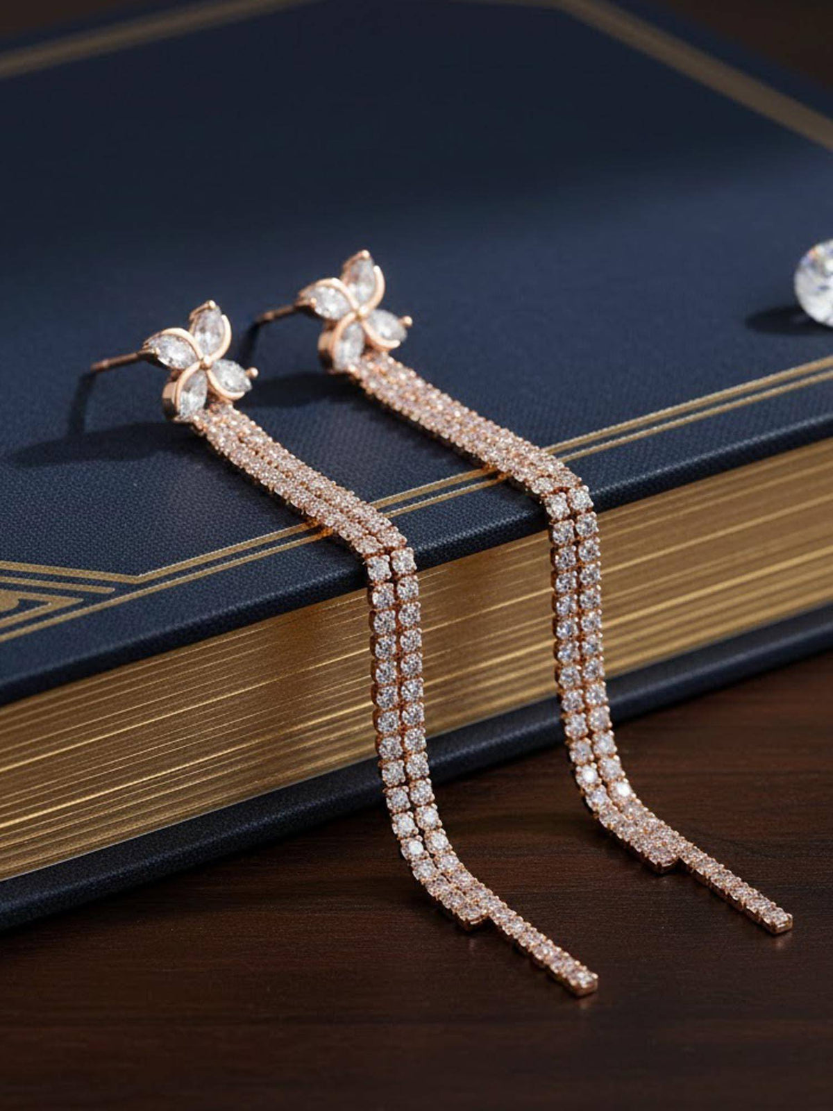925 SILLER Women Sparkling Petal Tassel Dangler Earrings