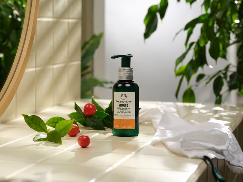 The Body Shop Vitamin C Glow - Revealing Liquid Peel - Illumitate & Resurface - 3.3 Fl Oz - BEAUTY BRATS